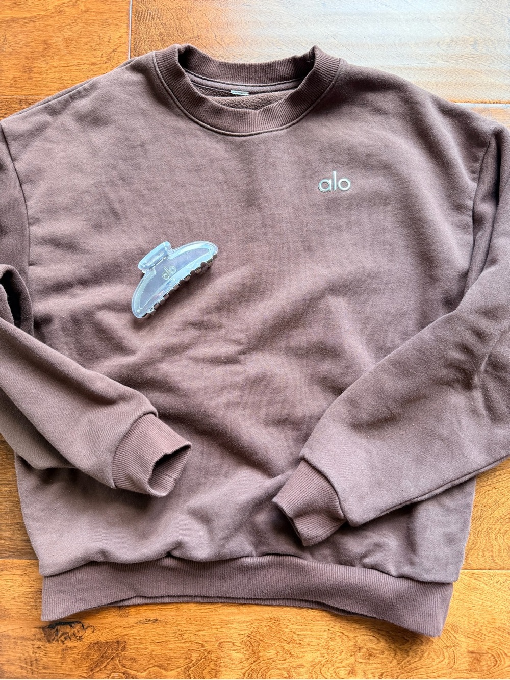 ALO Yoga Women’s Brownstone Crewneck Sweatshirt and Clear Alo Hair Clip Combo